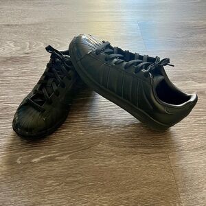 Black Adidas shelltoe women’s 7.5